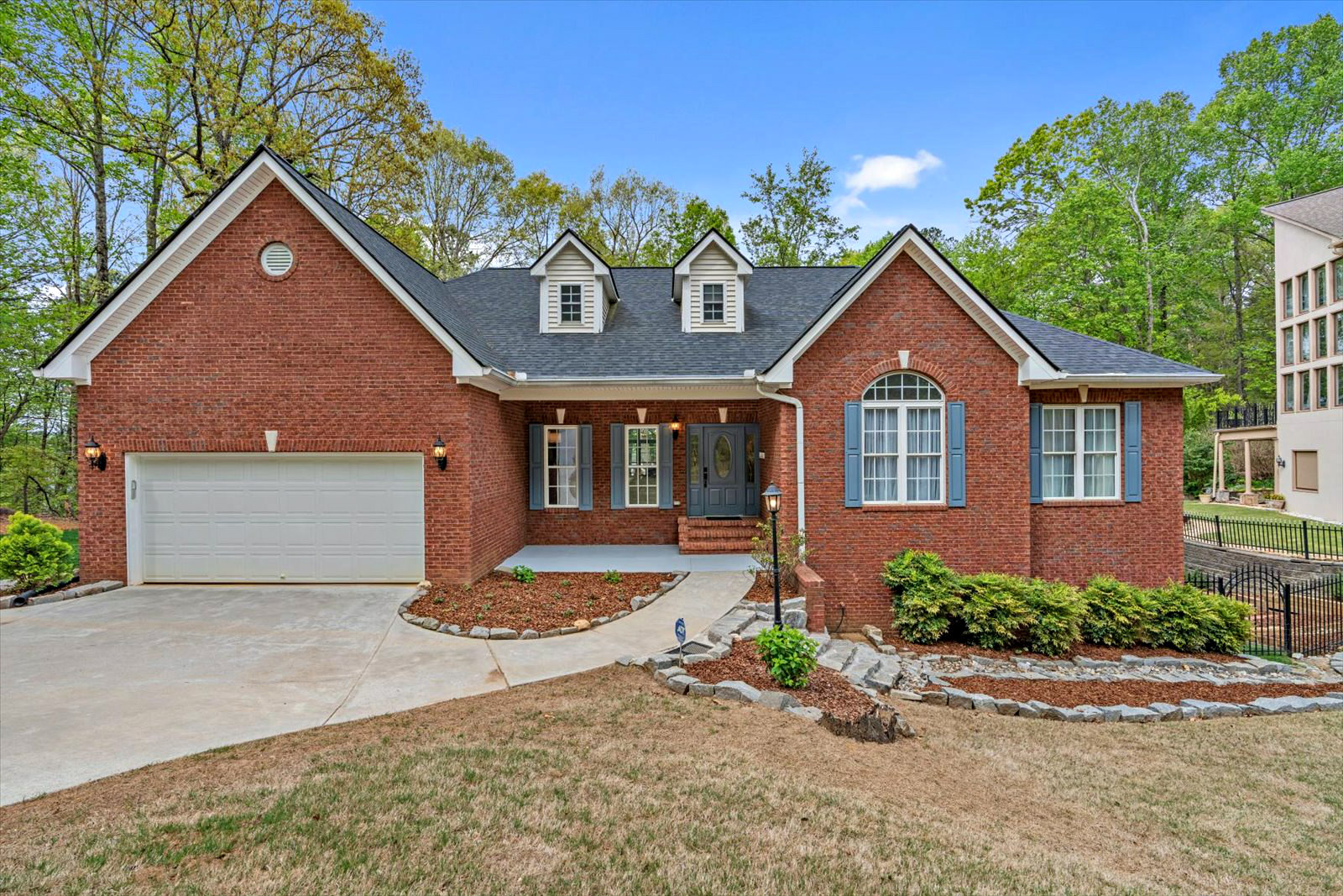 00_6150_sixmilecovecumminggalakelanierhomeforsalefront2 Top